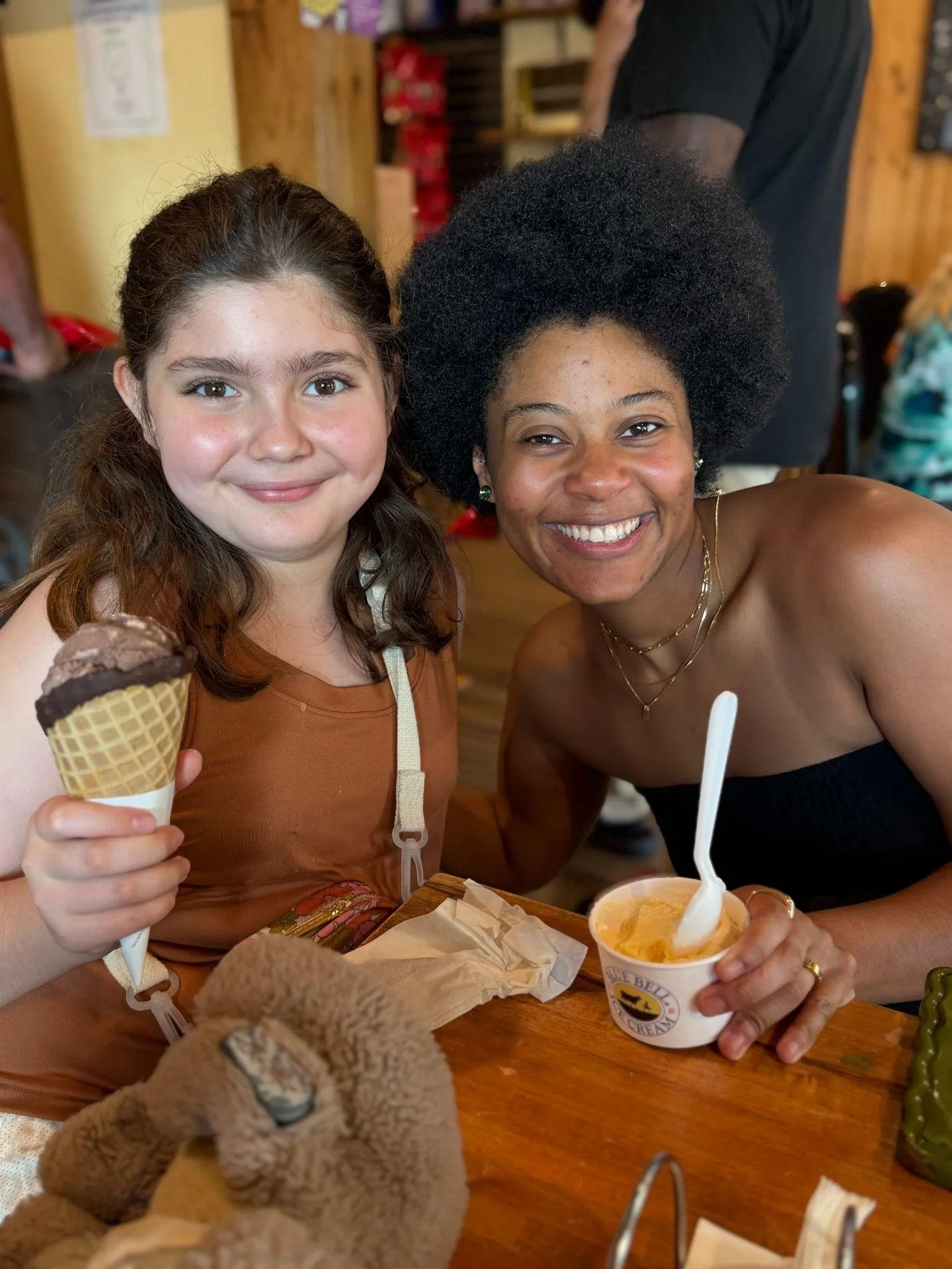 Ana and Alex, a braveONE match, sharing ice cream